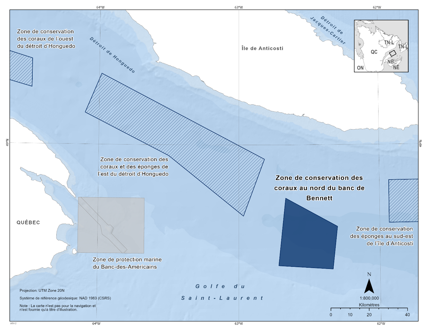 Carte de la zone de conservation des coraux au nord du banc de Bennett représentée en bleu foncé. La carte indique également les refuges marins situés à proximité par des lignes diagonales bleu foncé (zone de conservation du corail du détroit d'Honguedo occidental, zone de conservation du corail et de l'éponge du détroit d'Honguedo oriental, zone de conservation de l'éponge du sud-est de l'île d'Anticosti).